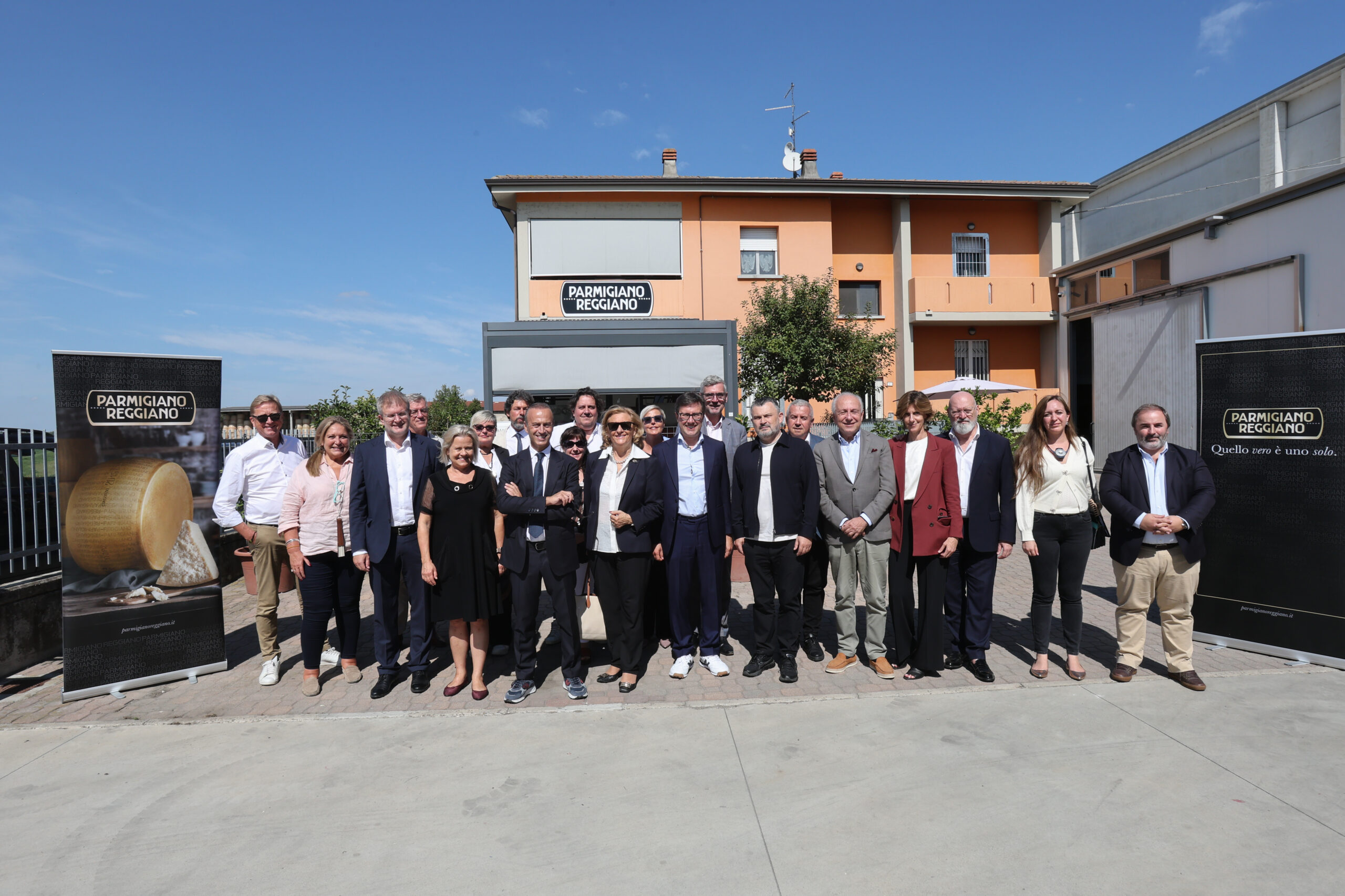europarlamentari in visita al caseificio agricolo del milanello 40 europarlamentari in visita al Caseificio Agricolo del Milanello