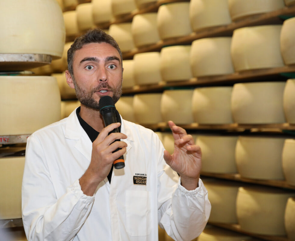 Addetto del Consorzio del Parmigiano Reggiano DOP che spiega come si produce il formaggio al Caseificio Agricolo del Milanello